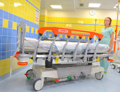 Nemocnice AGEL Valašské Meziříčí pořídila moderní transportní lůžko za účelem zlepšení péče o urgentní pacienty