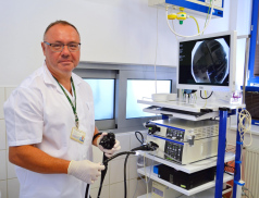 „Jeden z nejčastějších spouštěčů nočního pálení žáhy je večerní přejídání,“ upozorňuje gastroenterolog z Nemocnice AGEL Valašské Meziříčí