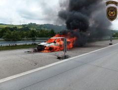 Ve Lhotce n. B. vzplálo na kruháči osobní auto