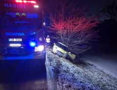 Řidička neudržela auto na silnici 