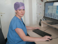 Sestra fotografkou: Kateřina Haldová z Nemocnice AGEL Valašské Meziříčí fotí po směně na sále novorozence v porodnici