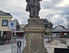 Socha svatého Libora a kříž září novotou