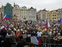 „Hanba, demisi.“ Demonstranti zaplnili Staroměstské náměstí