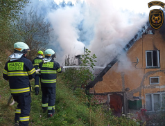 Pět jednotek hasičů likvidovalo požár domu v Hutisku-Solanci