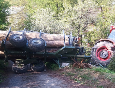 Převrácený traktor v Prlově způsobil únik plynu