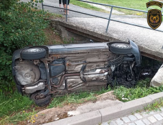 Auto skončilo v korytě potoka
