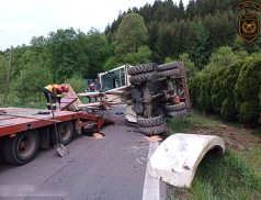 Bagr během přepravy spadl na silnici