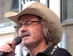 Ondřej Hejma většinu života slouží. Dříve řídícímu důstojníkovi StB, dnes algoritmům YouTube