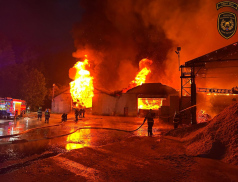 Ve Velkých Karlovicích hořela pila. Škody půjdou do stovek milionů