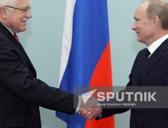 Klaus chce tahat za nitky zahraniční politiky nové vlády. V zájmu Ruska