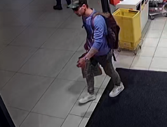 Krádež v drogerii. Policie hledá muže na fotografiích 