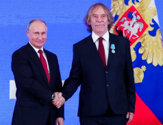 Dno v nedohlednu. Nohavica v nové „humorné“ písni brání Putina