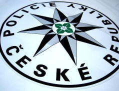Policisté doprovodili prvorodičku do nemocnice