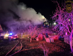 Noční požár hospodářské budovy v Huslenkách. Slepice nepřežily