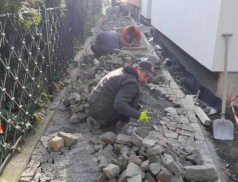 Chodník mezi parkem a ulicí Palackého prošel modernizací