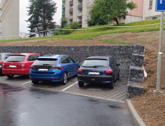 Na ulici 5. května v Rožnově došlo k navýšení parkovacích míst, ale i úpravě okolí
