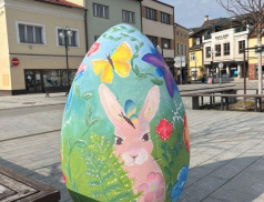 Rožnovské náměstí zdobí 13 velikonočních vajíček