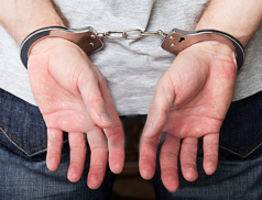 Policisté chytili uprchlého vězně. Skrýval se v kufru vozidla 