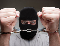 Recidivista chtěl policistům uniknout. Tentýž den skončil ve věznici 