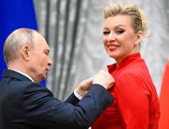 „Češi napomáhali nacistům,“ blábolí Zacharovová. Největším kolaborantem s Němci byl přitom sám SSSR