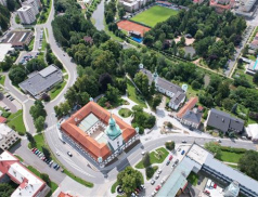 Stavební úpravy Horního náměstí končí, 4. srpna začala oprava chodníku ve svahu pod zámkem