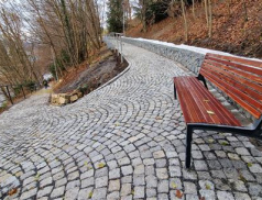 Chodník ve svahu pod vsetínským zámkem prošel opravou