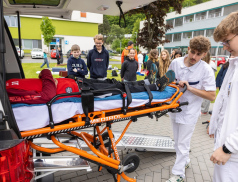 Den s nemocnicí: transport zraněných, chodník bosou nohou i návštěva odborných pracovišť