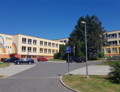 Fotovoltaická elektrárna ušetří škole na Ohradě až milion ročně