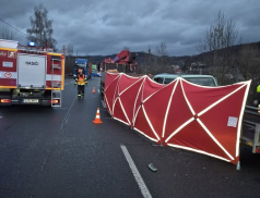 Pátek třináctého: Dodávka se střetla s valníkem, řidič dodávky nepřežil 