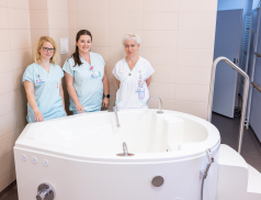 Na rodičky čeká nová porodní vana, pokoje s vlastním sociálním zařízením i další novinky