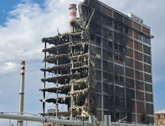 Fragment 34. budovy v Baťově areálu se zachránit nepodaří. Demolice bude pokračovat