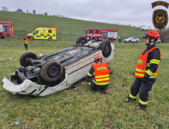 Další auto skončilo v poli na střeše