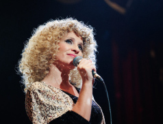 Eva Petry Králové. Aneb: kterak se koná comeback Evy Pilarové do pražského Semaforu