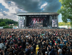 Tisíce lidí, plné ulice a policie v pohotovosti. Ve Vizovicích odstartoval Masters of Rock