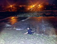 Zlínské strážníky opět zaměstnávají opilci. Muž ležel v tričku u řeky, žena spala na sněhu