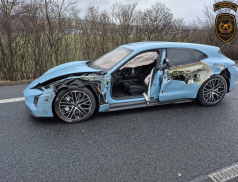 Sportovní Porsche se potkalo s dodávkou