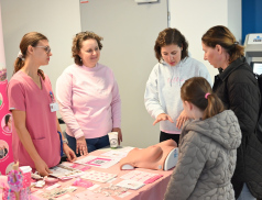 Více než stovka lidí se zajímala o prevenci rakoviny prsu. Říjen v růžové připomněl význam samovyšetření