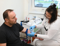 Movember 2025: Muži znovu zamíří do laboratoře na vyšetření prostaty