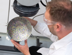 Elektřina z plastového odpadu? Vědci ze Zlína vyvíjejí ekologické nanogenerátory