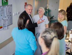 Arcibiskup navštívil Krajskou nemocnici Tomáše Bati