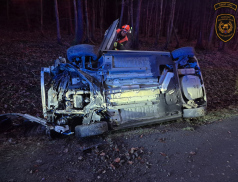 Hasiči převraceli auta zpátky na kola. Nehody si vyžádaly několik zranění
