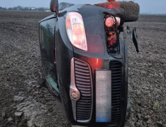 Řidič převrátil auto na bok