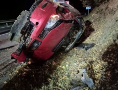 Auto skončilo po půlnoci na střeše. Hasiči pomohli zraněnému řidiči