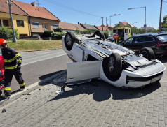 Srážka dvou automobilů. Jedno skončilo na střeše