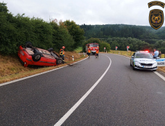 Řidič nezvládl jízdu a skončil v příkopě na střeše