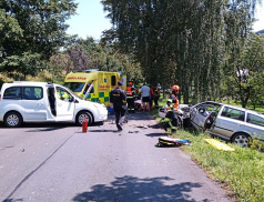 Po srážce dvou aut zůstal řidič zaklíněn ve svém voze
