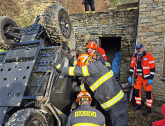 Řidič zůstal po havárii uvězněn pod čtyřkolkou