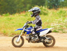 Nezletilý motorkář se projížděl městem na neregistrovaném motocyklu