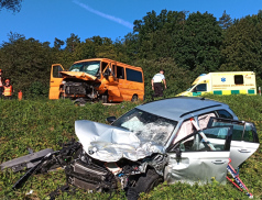 Dodávka se střetla s osobákem: Osm zraněných. Přiletěl i vrtulník 