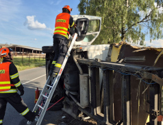 Dodávka skončila po střetu na boku. Ve Fryštáku zasahovaly složky IZS